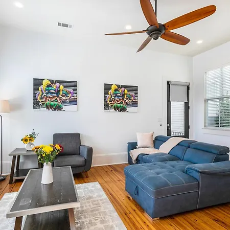 3Br Cottage On Carondelet By Hosteeva